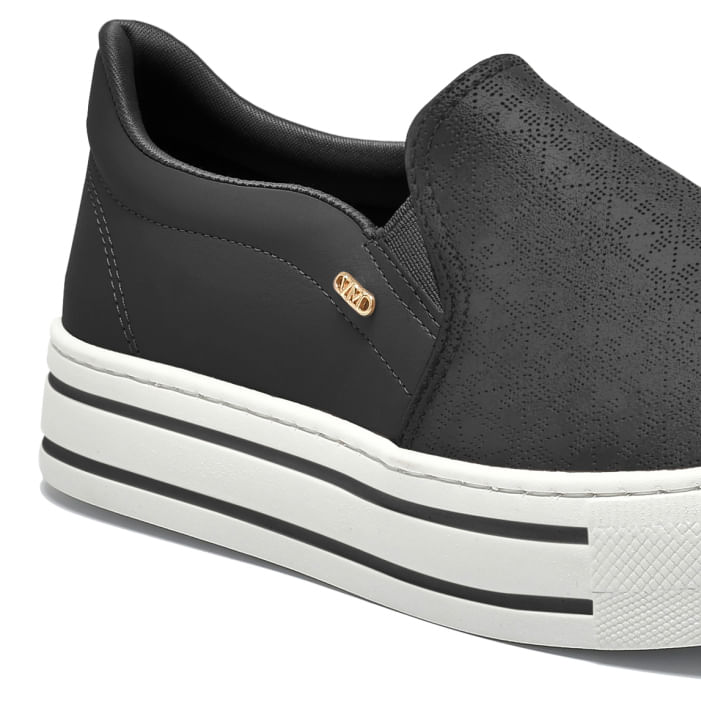 Vista lateral do tênis casual feminino preto com detalhes em branco e logo dourado